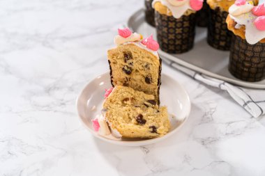 Limon jöleli taze Paskalya ekmeği, serpiştirilmiş ve kuş şeklinde kurabiyelerle süslenmiş..