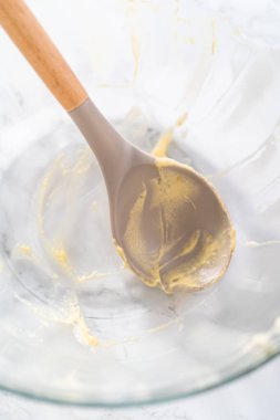 Paskalya ekmeği pişirmek için ekmek hamurunu kağıt kalemin içine karıştırmak..