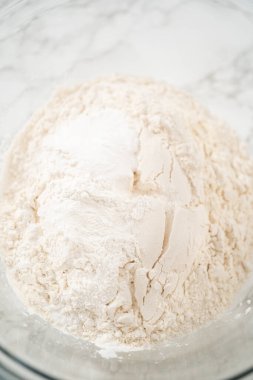 Muzlu yulaf ezmeli kek pişirmek için büyük bir bardakta karıştırma malzemesi..