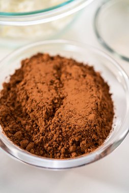 Ev yapımı sıcak çikolata yapmak için cam karıştırma kabında ölçülmüş malzemeler..