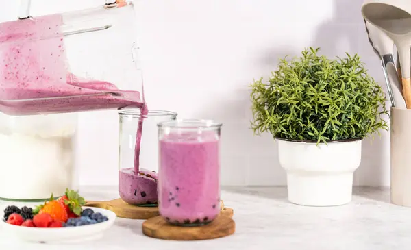 Pouring Freshly Made Mixed Berry Boba Smoothie Drinking Glass — Stock fotografie