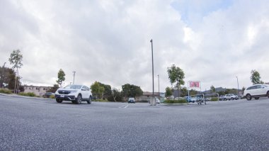 Santa Maria, California, ABD-6 Aralık 2022-Araç bulutlu bir kış gününde Morro Bay, Kaliforniya sokaklarında dolaşır. Hava karamsar ve sakin bulutlu bir gökyüzü gibi