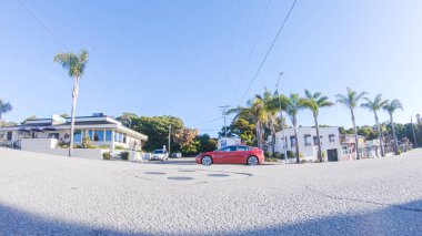 Santa Maria, California, ABD-6 Aralık 2022 Pismo Beach kasabasının sokaklarında kış boyunca araba sürüyor..