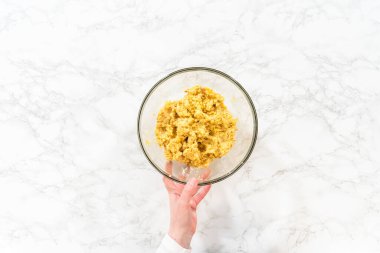 Düz yatıyordu. Cinco de Mayo kutlamasında kaktüs keki yapmak için büyük bir bardakta karışımı karıştırıyorum..