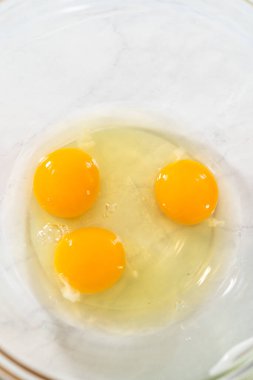 Küçük bir bardakta ıslak malzemeleri karıştırarak zencefilli kek ve karamel ile karıştırarak.