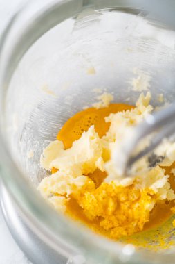 Limon jöleli limonlu kurabiye. Limon dilimleri ve limon jöleli kurabiyeler pişirmek için mutfak mikserinde malzemeler karıştırılıyor..