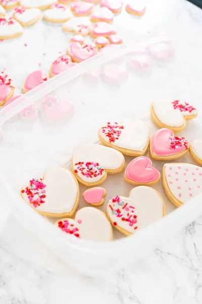 Aufbewahrung Herzförmiger Zuckerkekse Mit Rosa Und Weißer Zuckerglasur Einem Großen — Stockfoto