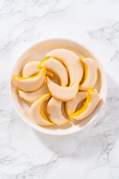 柠檬角饼干加柠檬釉料 新鲜烤柠檬角饼干 白盘上有柠檬釉料 — 图库照片