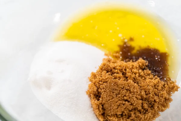 Küçük Bir Bardakta Islak Malzemeleri Karıştırarak Zencefilli Kek Karamel Ile — Stok fotoğraf