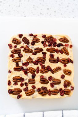 Küçük parçalara ayırmak için beyaz çikolatalı fındıklı fındıklı çikolata..