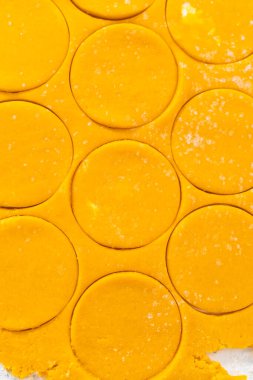 Limon jöleli limonlu kurabiye. Kurabiye hamurunu ayarlanabilir merdaneyle yuvarlamak ve limon jöleli kurabiye pişirmek için kurabiye kesmek..