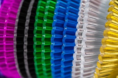 Yakın çekim görüntüsü. Mermer tezgahın üzerindeki kapkekler için çok renkli folyo kaplama bardaklar.