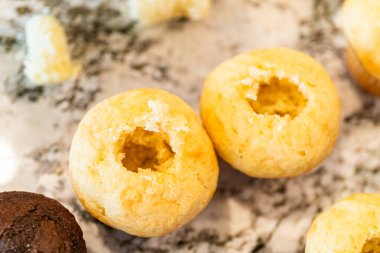 Lezzetli kaktüs kekleri yapma sürecinde taze pişmiş vanilyalı ve çikolatalı kekler keskin limon ve ahududu dolgusu ile cömertçe doldurulur.