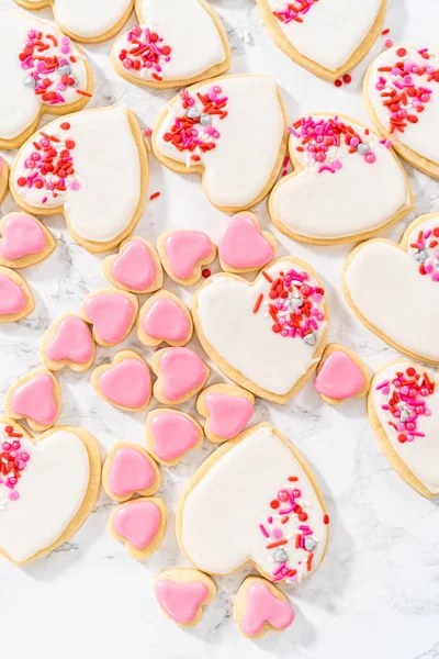 情人节用粉色和白色皇家糖霜装饰心形饼干 — 图库照片