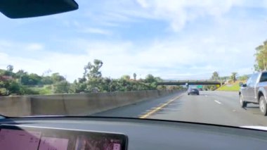 Los Angeles, California, ABD-4 Aralık 2022 HWY 101 'de Santa Barbara, California yakınlarında yol bulutlarla kaplanarak, hala kasvetli bir atmosfer yaratıyor.