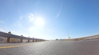 HWY 15, California, ABD-3 Aralık 2022 Nevada 'dan Kaliforniya' ya bir yolculuğa çıkan, gün içinde 15. otoyolda araba kullanan eyaletler arasında manzaralı manzaralar ve heyecan verici bir yolculuk sunuyor..