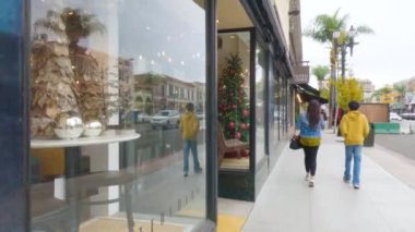 Pasadena, California, ABD-4 Aralık 2022 - Kasvetli bir kış gününde Pasadenas şehir merkezinde tarihi, ağaçlarla kaplı sokaklar sakin ve kasvetli bir atmosferle kaplanır.