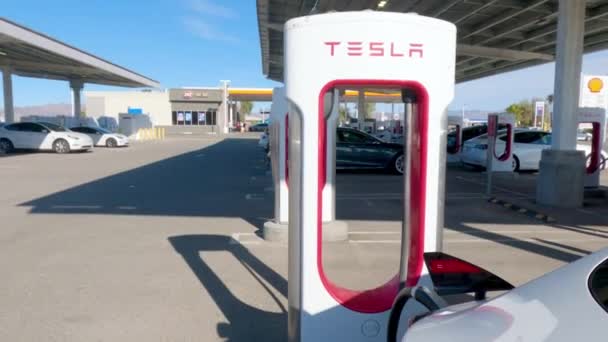 Baker California Diciembre 2022 Durante Día Vehículo Tesla Cargando Una — Vídeo de stock