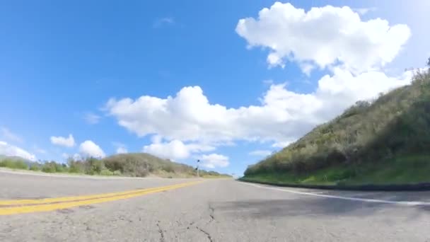 车辆在明亮的阳光下沿着宽山路巡航 周围的风景被灿烂的阳光照亮了 当汽车行驶时 形成了一幅风景如画的迷人景象 — 图库视频影像