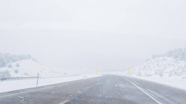 POV-Elektrikli araç Batı Colorado 'daki bir kış fırtınası sırasında I-70 otoyolunda ustaca yol alırken yakalandı..