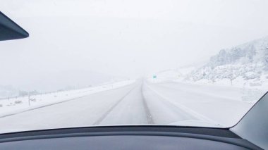 POV-Elektrikli araç Batı Colorado 'daki bir kış fırtınası sırasında I-70 otoyolunda ustaca yol alırken yakalandı..