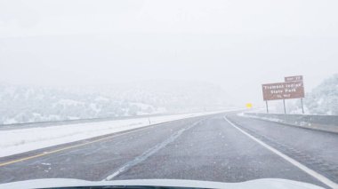 POV-Elektrikli araç Batı Colorado 'daki bir kış fırtınası sırasında I-70 otoyolunda ustaca yol alırken yakalandı..