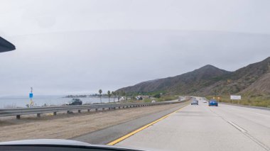 Los Angeles, California, ABD-4 Aralık 2022-POV Yolu 101. Rincon Sahili yakınlarında kasvetli, bulutlu bir kış günü.