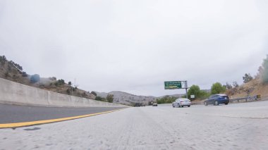 Los Angeles, California, ABD-4 Aralık 2022-POV yağmurlu bir kış günü, Los Angeles, Kaliforniya yakınlarındaki HWY 134 'te sürerken, yağmur damlalarıyla kaplı lensler aracılığıyla atmosferi yakalar ve benzersiz bir ekleme yapar.