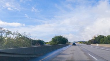 Los Angeles, California, ABD-4 Aralık 2022 HWY 101 'de Santa Barbara, California yakınlarında yol bulutlarla kaplanarak, hala kasvetli bir atmosfer yaratıyor.