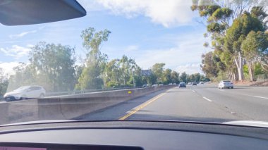 Los Angeles, California, ABD-4 Aralık 2022 HWY 101 'de Santa Barbara, California yakınlarında yol bulutlarla kaplanarak, hala kasvetli bir atmosfer yaratıyor.