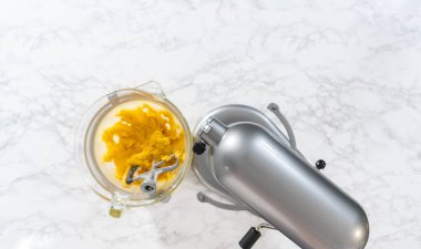 Beyaz çikolatalı limonlu kurabiye. Düz yatıyordu. Limonlu kurabiyeleri beyaz çikolatayla karıştırmak için mutfak malzemelerini karıştırıyorum..