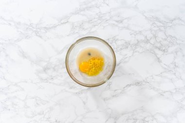 Beyaz çikolatalı limonlu kurabiye. Düz yatıyordu. Islak malzemeleri büyük bir bardakta karıştırıp limonlu kurabiyelerle beyaz çikolatayı karıştırıyorum..