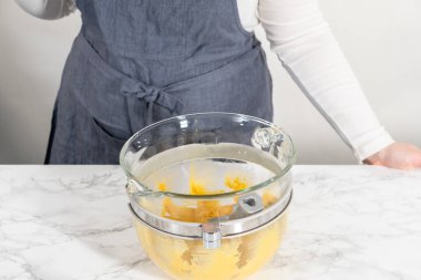 Beyaz çikolatalı limonlu kurabiye. Limonlu kurabiyeleri beyaz çikolatayla karıştırmak için mutfak malzemelerini karıştırıyorum..