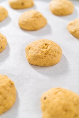 Mutfak tezgahında taze muzlu kurabiyeler serinliyor..