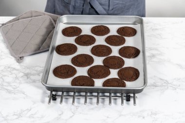 Mutfak tezgahında Sevgililer Günü için taze pişmiş çikolatalı kurabiyeler ve çikolatalı kalpler..