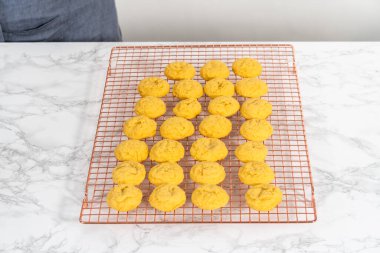 Beyaz çikolatalı limonlu kurabiye. Mutfak tezgahında beyaz çikolatalı taze pişmiş limonlu kurabiyeler..