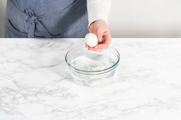 Hartgekochte Eier Der Marmornen Küchentheke Schälen — Stockfoto