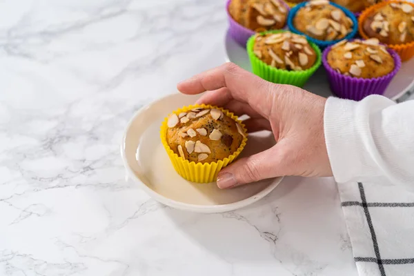Frisch Gebackene Zitronenmohn Muffins Garniert Mit Mandelsplittern Auf Dem Küchentisch — Stockfoto