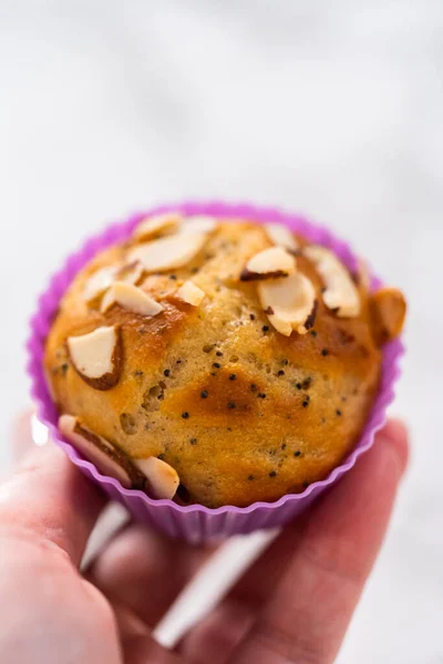 Čerstvě Upečené Citrónové Makové Muffiny Zdobené Mandlovými Vločkami Kuchyňské Lince — Stock fotografie