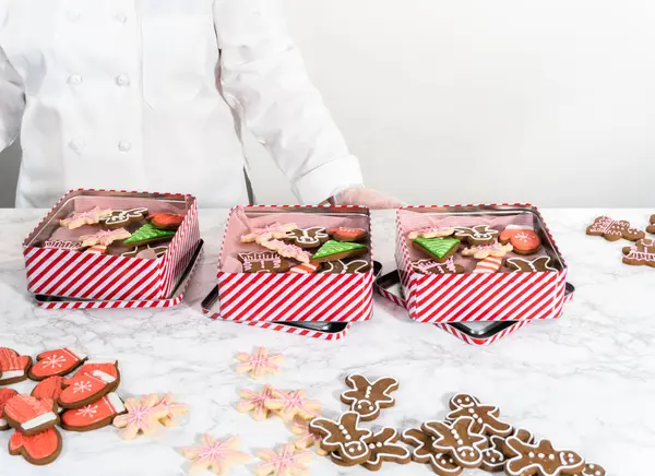 Balení Domácí Škály Karamelových Perníkových Sušenek Vánoční Dárky Plechových Krabic — Stock fotografie