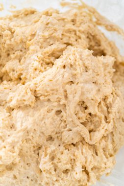 Islak ve kuru malzemelerle bardakta çırpma kabını karıştırıp limonlu haşhaşhaşlı kek pişirmek..