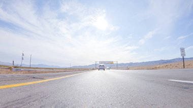 Nevada 'dan Kaliforniya' ya bir yolculuğa çıkmak, 15. Otoyol 'da sürmek, manzaralı manzaralar ve eyaletler arasında heyecanlı bir yolculuk sunuyor..