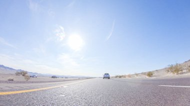 Nevada 'dan Kaliforniya' ya bir yolculuğa çıkmak, 15. Otoyol 'da sürmek, manzaralı manzaralar ve eyaletler arasında heyecanlı bir yolculuk sunuyor..