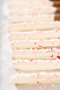 Ev yapımı çikolata kaplı çubuk çubuklar parşömen kağıdıyla kaplı bir kabın üzerinde kurutuluyor..