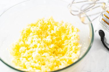 Kırmızı kadife kek ve krem peynir jöleli kek yapmak için büyük bir bardakta karıştırma malzemesi..