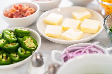 Fırında pişmiş patates. Fırında patatesleri servis etmek için küçük kaselerde garnitürler..