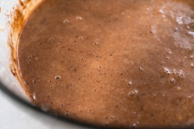 Kırmızı kadife kek ve krem peynir jöleli kek yapmak için büyük bir bardakta karıştırma malzemesi..