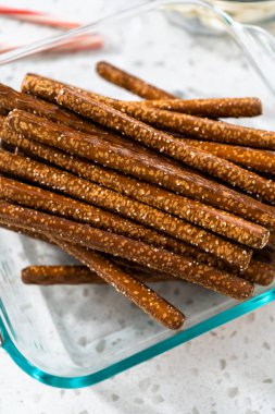 Çikolata kaplı çubuk çubuk çubuk çubuk şeker yapmak için cam karıştırma kabında ölçülmüş malzemeler..