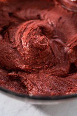 Kırmızı kadife kek ve krem peynir jöleli kek yapmak için büyük bir bardakta karıştırma malzemesi..