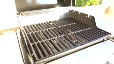 Denver, Colorado, ABD-Haziran 3, 2023-Webers gösterişli, kapalı iki ocaklı ızgara, düşünceli bir şekilde bir banliyö evinin balkonuna yerleştirilmiş, enfes bir açık hava pişirme deneyimi için hazır.